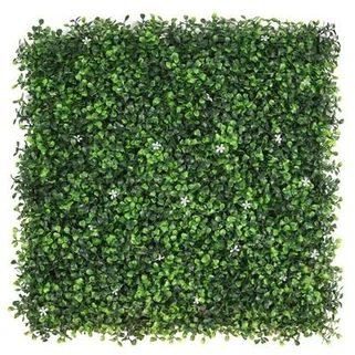 Plastikust rohelise seinaga kunstlik pukspuust privaatsuse hekk